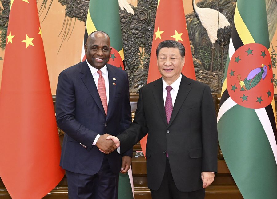 Xi Jinping incontra il premier della Dominica Roosevelt Skerrit