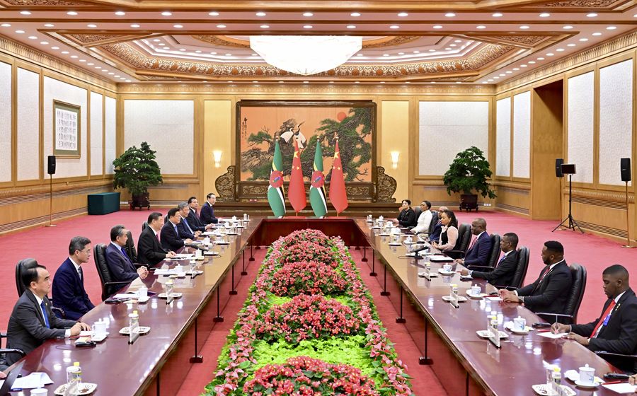 Xi Jinping incontra il premier della Dominica Roosevelt Skerrit
