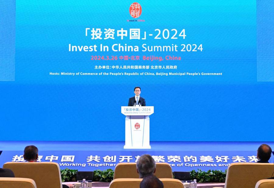 Il vicepresidente cinese Han Zheng tiene un discorso al primo evento di firma di "Invest in China" a Beijing. (26 marzo 2024 - Xinhua/Shen Hong)