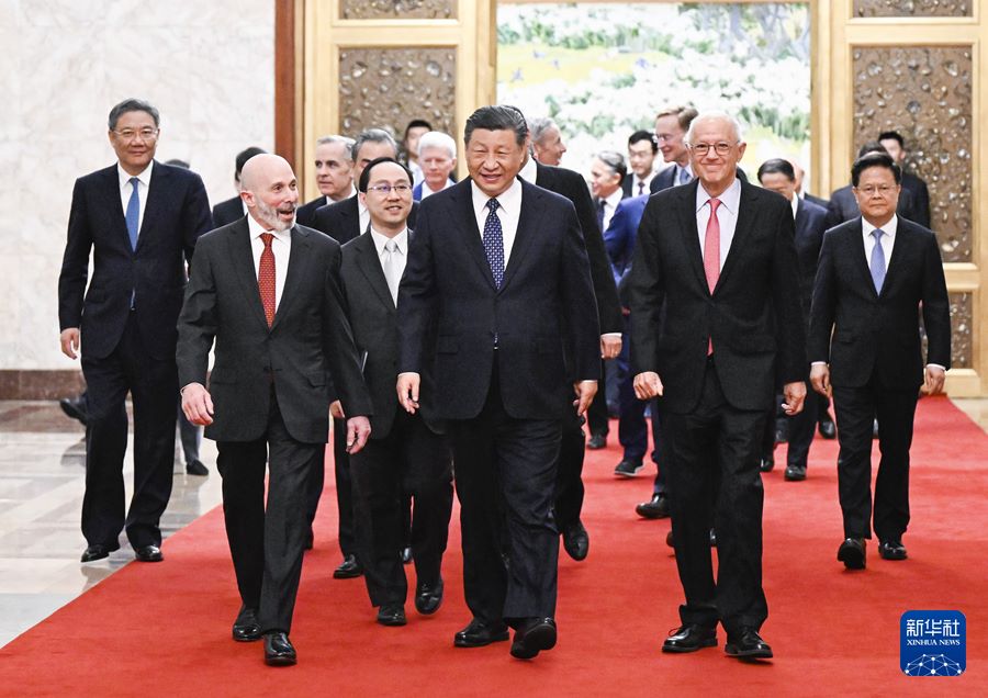 Xi Jinping incontra la delegazione di rappresentanti del settore industriale, commerciale, strategico e accademico USA