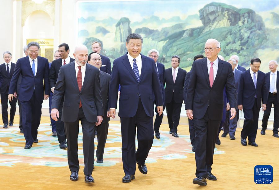 Xi Jinping incontra la delegazione di rappresentanti del settore industriale, commerciale, strategico e accademico USA