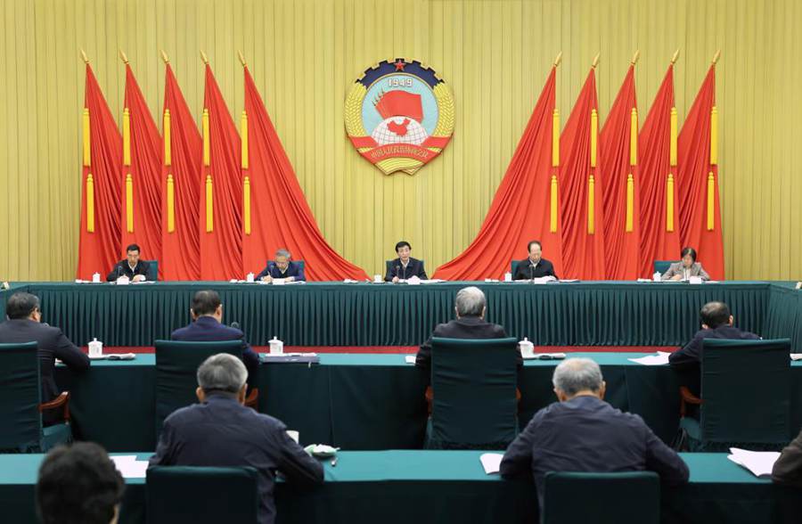 Wang Huning, membro del Comitato Permanente dell'Ufficio Politico del Comitato Centrale del Partito Comunista Cinese e presidente del Comitato Nazionale della Conferenza Consultiva Politica del Popolo Cinese (CCPPC), presiede la 17a riunione del Consiglio della Presidenza del 14° Comitato Nazionale della CCPPC a Beijing. (27 marzo 2024 - Xinhua/Yao Dawei)