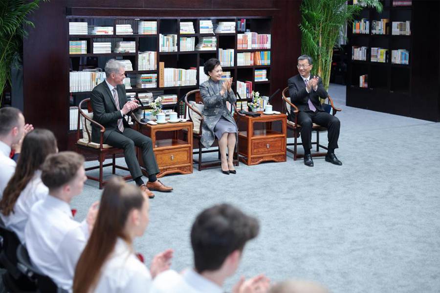 Peng Liyuan incontra studenti e insegnanti tedeschi a Beijing
