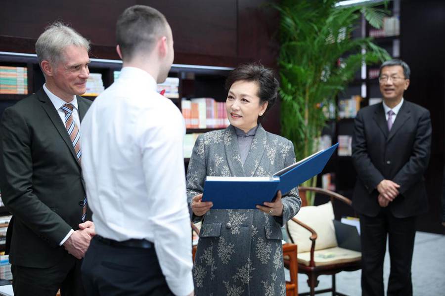 Peng Liyuan, moglie del presidente cinese Xi Jinping, riceve un album fotografico che documenta i suoi amichevoli scambi con il coro cinese del Burg Gymnasium negli ultimi dieci anni, da un rappresentante degli studenti del coro presso la Beijing No.35 High School. (28 marzo 2024 - Xinhua/Liu Bin)