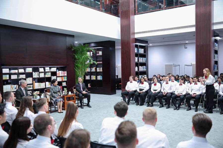 Peng Liyuan incontra studenti e insegnanti tedeschi a Beijing
