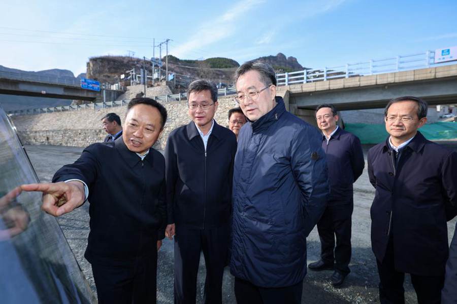 Il vice premier cinese Ding Xuexiang ispeziona il cantiere del progetto di ripristino del fiume Dashi nel distretto Fangshan di Beijing, capitale della Cina. (30 marzo 2024 - Xinhua/Liu Bin)