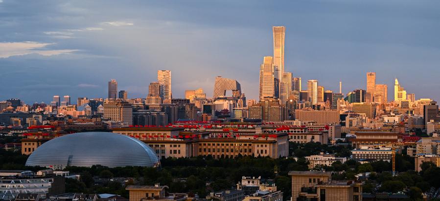 I grattacieli del Central Business District (CBD) al tramonto a Beijing, capitale della Cina. (3 ottobre 2022 - Xinhua/Wang Jianhua)