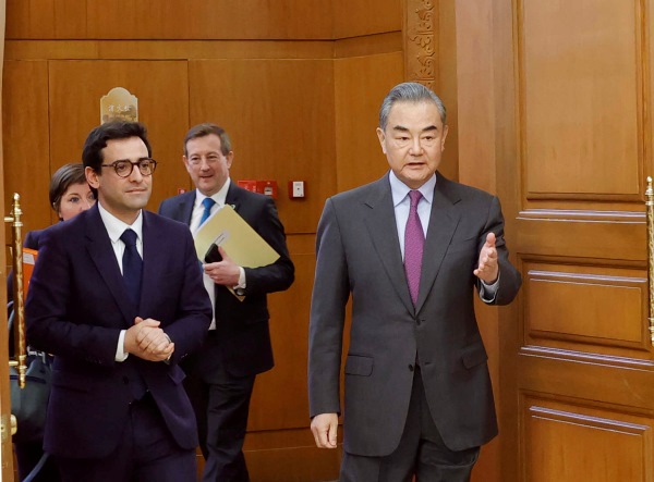 Wang Yi incontra il Ministro degli Esteri francese Sejourne