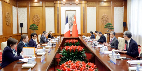Wang Yi incontra il Ministro degli Esteri francese Sejourne
