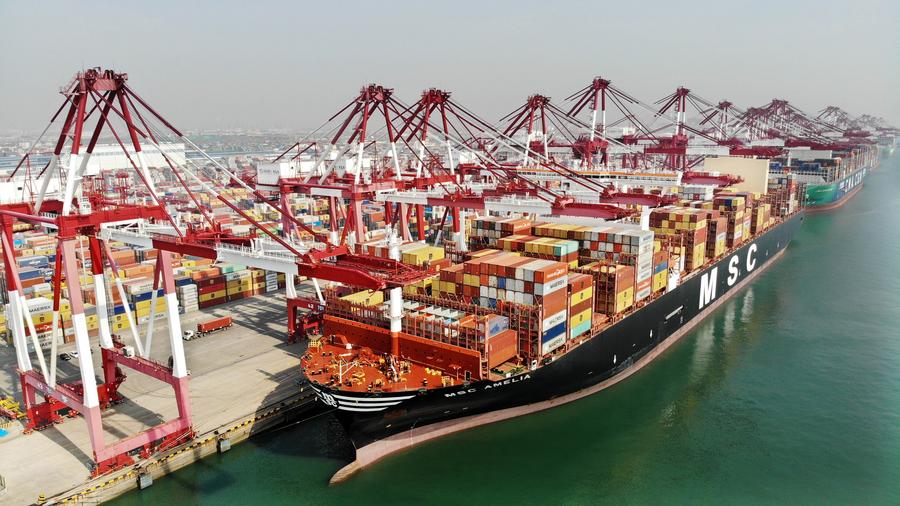 Nave mercantile attraccata al porto di Qingdao, nella provincia orientale dello Shandong, nella Cina orientale. (13 marzo 2024 - Xinhua/Li Ziheng)