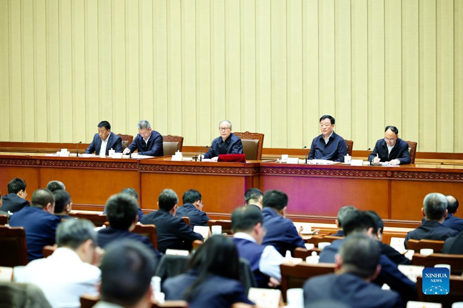 Li Hongzhong, membro dell'Ufficio Politico del Comitato Centrale del Partito Comunista Cinese e vicepresidente del Comitato permanente dell'Assemblea Popolare Nazionale (APN), interviene durante un incontro sulla gestione dei suggerimenti avanzati dai legislatori nazionali. (1 aprile 2024 - Xinhua/Liu Bin)