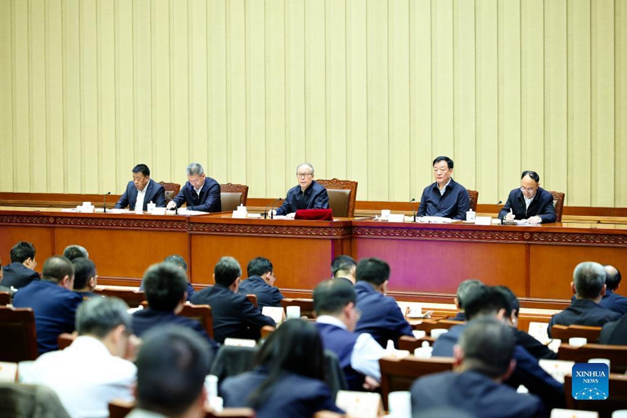 Li Hongzhong, membro dell'Ufficio Politico del Comitato Centrale del Partito Comunista Cinese e vicepresidente del Comitato permanente dell'Assemblea Popolare Nazionale (APN), interviene durante un incontro sulla gestione dei suggerimenti avanzati dai legislatori nazionali. (1 aprile 2024 - Xinhua/Liu Bin)