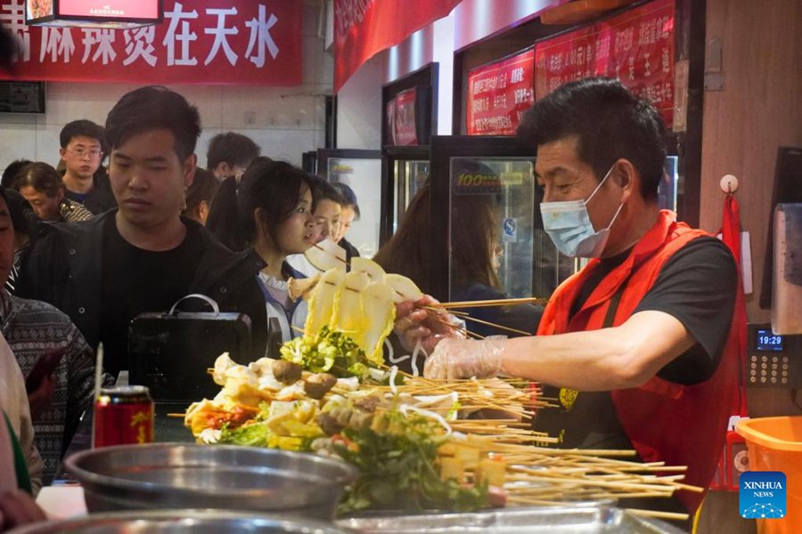 Un membro dello staff prepara malatang in un ristorante nella città di Tianshui, provincia del Gansu. (3 aprile 2024 – Xinhua/Ma Xiping)