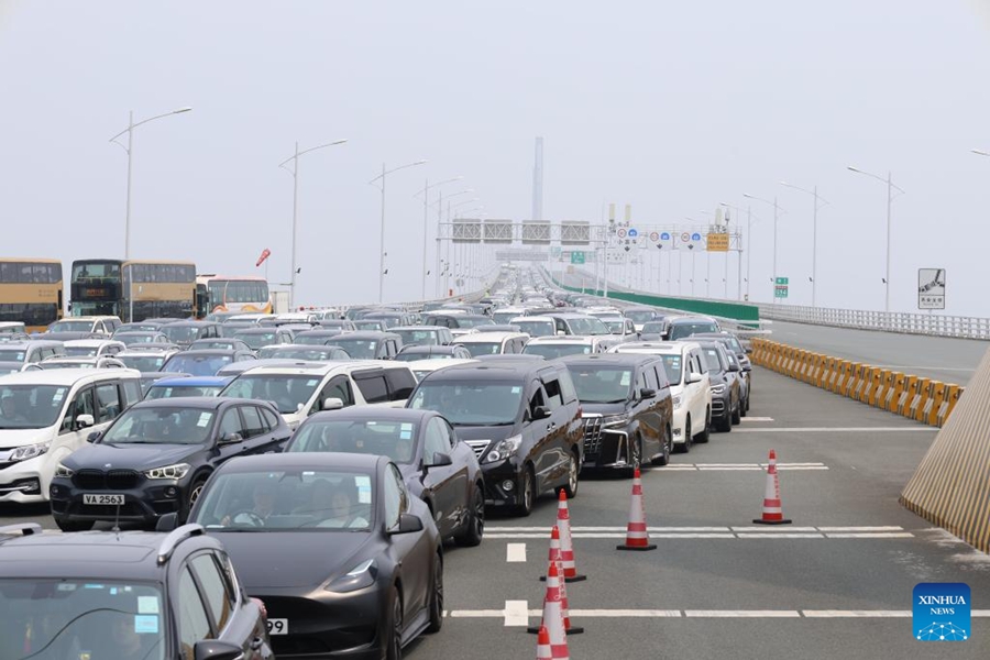 Auto sul ponte Hong Kong-Zhuhai-Macao, nel sud della Cina. (6 aprile 2024 - Wang Xiangguo/Xinhua)