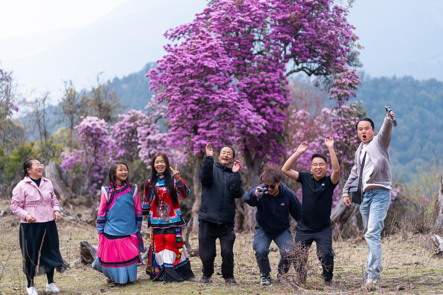 Turisti posano per una foto di gruppo nella contea di Eryuan, nella prefettura autonoma di Dali Bai, nella provincia dello Yunnan. (6 aprile 2024 - Luo Xincai/Xinhua)
