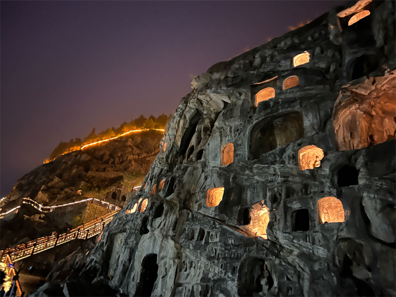 Le Grotte Longmen brillano nella notte