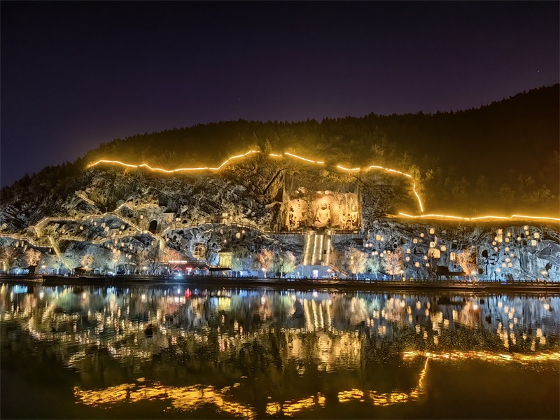 Le Grotte Longmen brillano nella notte