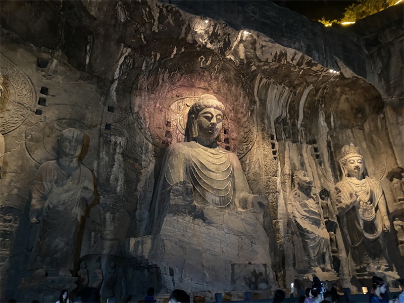 Le Grotte Longmen brillano nella notte