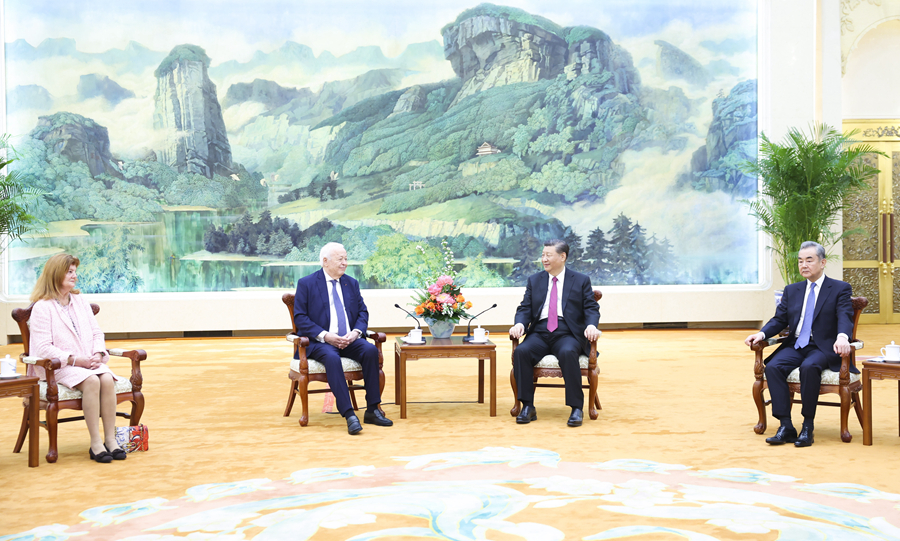 Incontro tra Xi Jinping e il presidente della Fondazione Merieux e sua moglie