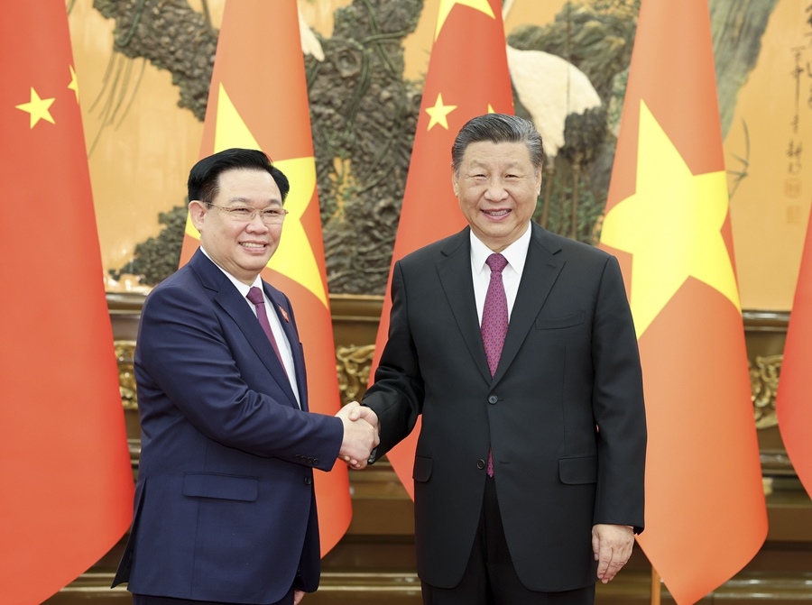 Incontro tra Xi Jinping e Vuong Dinh Hue, presidente dell'Assemblea Nazionale del Vietnam