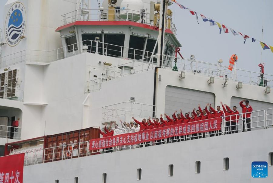 La rompighiaccio polare cinese Xuelong 2 entra nell'Ocean Terminal di Tsim Sha Tsui, Hong Kong, Cina meridionale. (8 aprile 2024 - Xinhua/Lui Siu Wai)