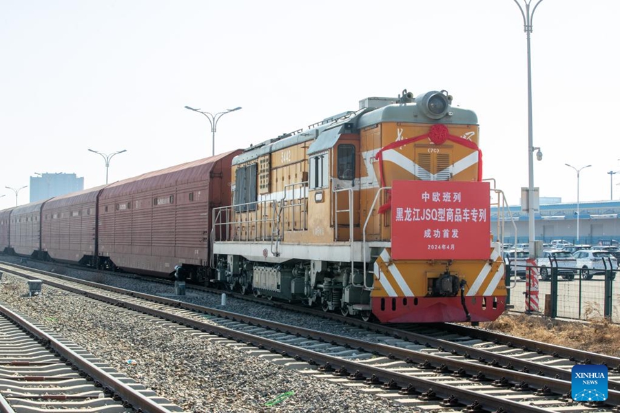 Un treno merci JSQ in partenza dalla stazione del centro container internazionale di Harbin, capoluogo della provincia nordorientale cinese dello Heilongjiang. (9 aprile 2024 - Xinhua/Zhang Tao)