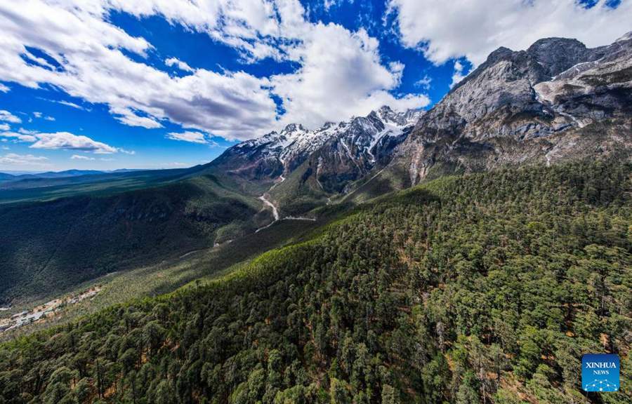 Vista aerea del Giardino Botanico Alpino di Lijiang, nella provincia dello Yunnan, nel sud-ovest della Cina. (28 marzo 2024 - Xinhua/Chen Xinbo)