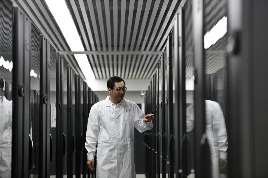 L'informatico Meng Xiangfei controlla i dispositivi presso il National Supercomputer Center cinese a Tianjin, nel nord della Cina. (27 maggio 2021 - Xinhua/Zhao Zishuo)