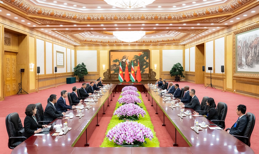 Xi Jinping incontra il presidente della Repubblica del Suriname, Chandrikapersad Santokhi