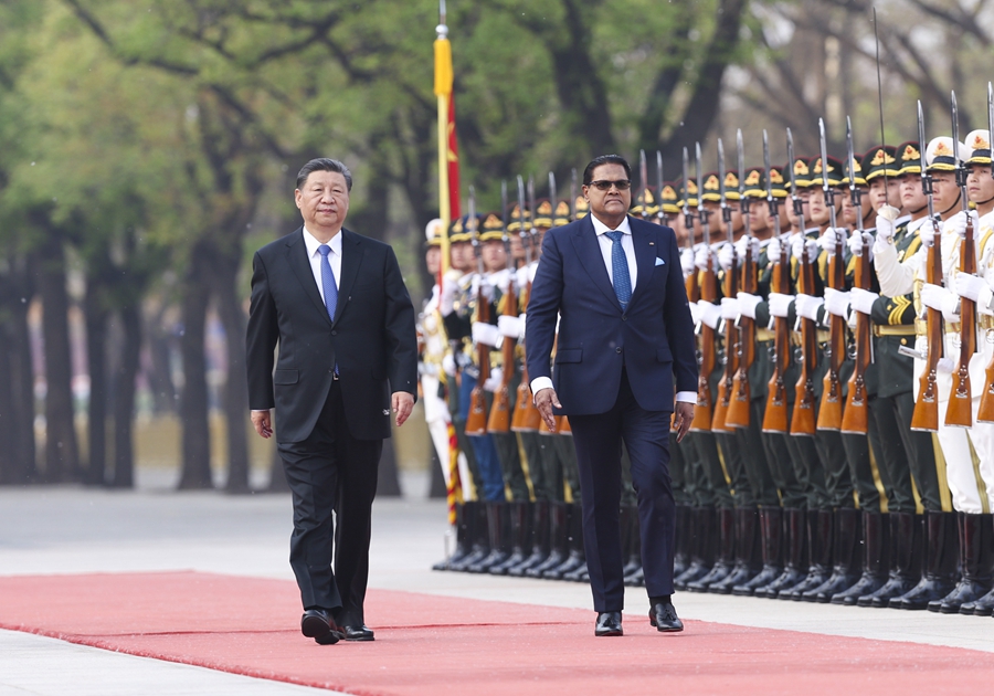 Xi Jinping incontra il presidente della Repubblica del Suriname, Chandrikapersad Santokhi