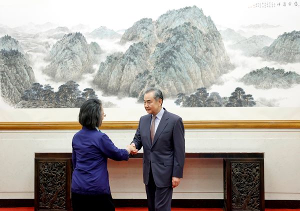 Wang Yi incontra Armida Salsiah Alisjahbana