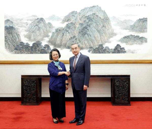 Wang Yi incontra Armida Salsiah Alisjahbana