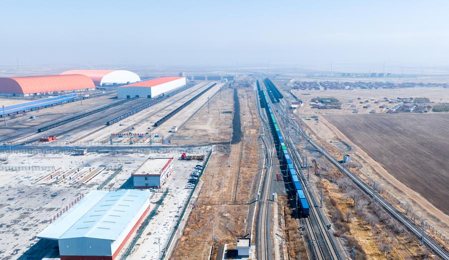 Treno merci Cina-Europa passa davanti allo snodo logistico ferroviario internazionale di Qisumu a Ulanqab, nella regione autonoma della Mongolia Interna. (25 marzo 2024 - Xinhua/Lian Zhen)