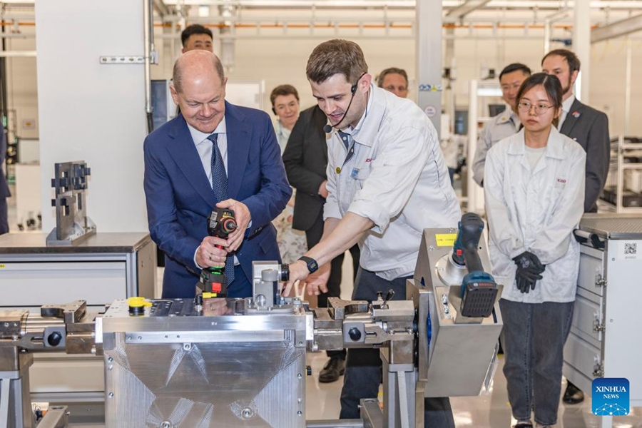 Il Cancelliere federale tedesco Olaf Scholz visita Bosch Hydrogen Powertrain Systems (Chongqing) Co., Ltd. (14 aprile 2024 - Xinhua/Huang Wei)