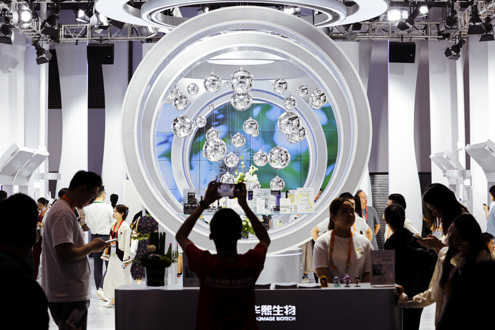 Visitatori alla quarta China International Consumer Products Expo ad Haikou, capoluogo della provincia di Hainan, nel sud della Cina. (13 aprile 2024)