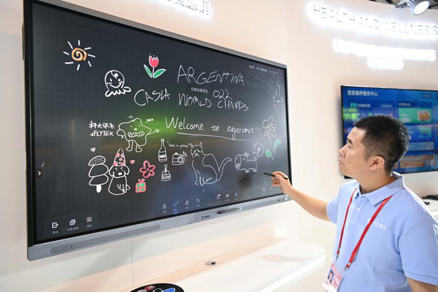Un membro dello staff di iFLYTEK mostra uno schermo intelligente durante la 135a sessione della Fiera di Canton a Guangzhou, nella provincia del Guangdong. (17 aprile 2024 – Xinhua/Deng Hua)