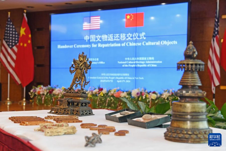 Reperti culturali cinesi restituiti dagli Stati Uniti durante una cerimonia di consegna presso il Consolato Generale Cinese a New York. (17 aprile 2024 - Xinhua/Li Rui)