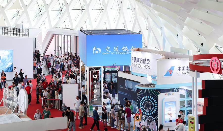 Persone visitano la quarta edizione della China International Consumer Products Expo (CICPE) a Haikou, nella provincia di Hainan. (18 aprile 2024 - Xinhua/Yang Guanyu)