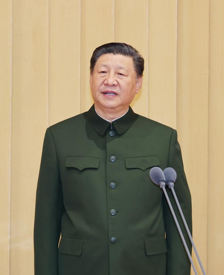 Xi Jinping presenta la bandiera alla Forza di Supporto Informativo dell'EPL