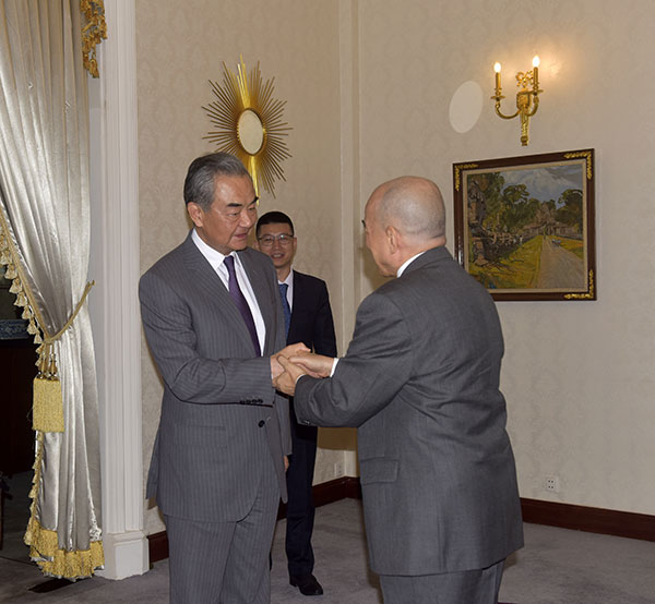 Incontro tra Norodom Sihamoni, Re di Cambogia, e Wang Yi