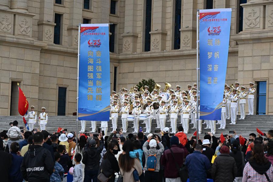 Una banda militare si esibisce al Museo della Marina dell'Esercito Popolare di Liberazione cinese (EPL) di Qingdao per celebrare il 75° anniversario della fondazione della Marina cinese. (20 aprile 2024 - Xinhua/Li Ziheng)