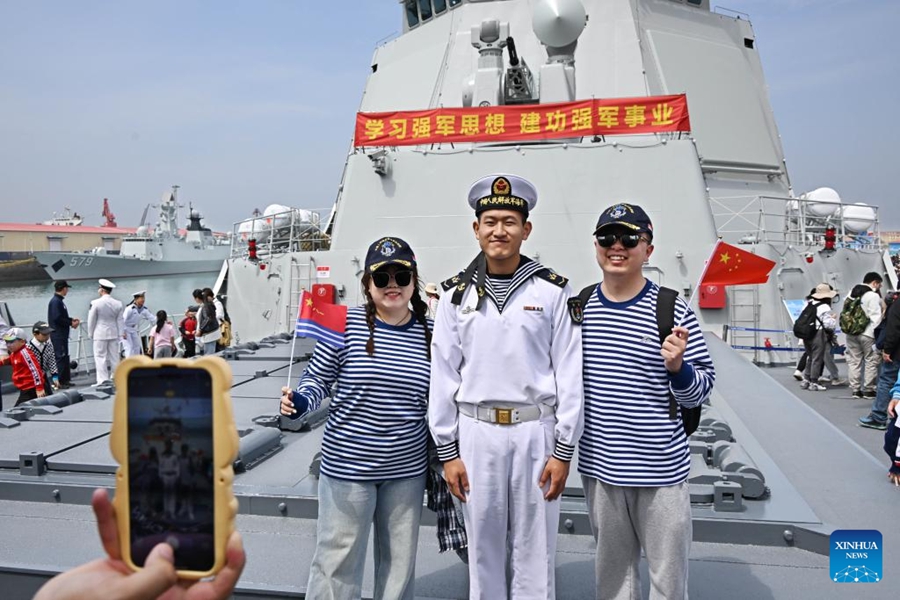 La marina dell'EPL cinese celebra il 75° anniversario della sua fondazione con eventi della giornata di porte aperte