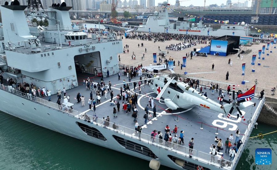 La marina dell'EPL cinese celebra il 75° anniversario della sua fondazione con eventi della giornata di porte aperte