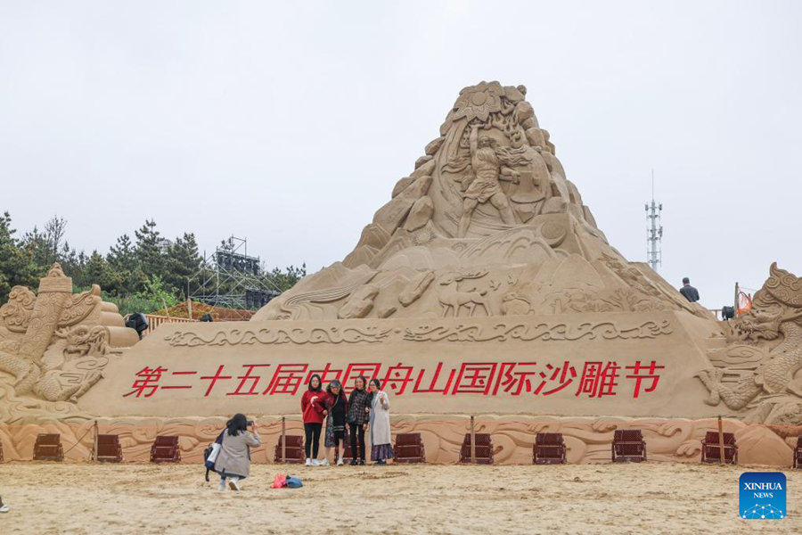 Il 25° Festival internazionale delle sculture di sabbia di Zhoushan si tiene nello Zhejiang