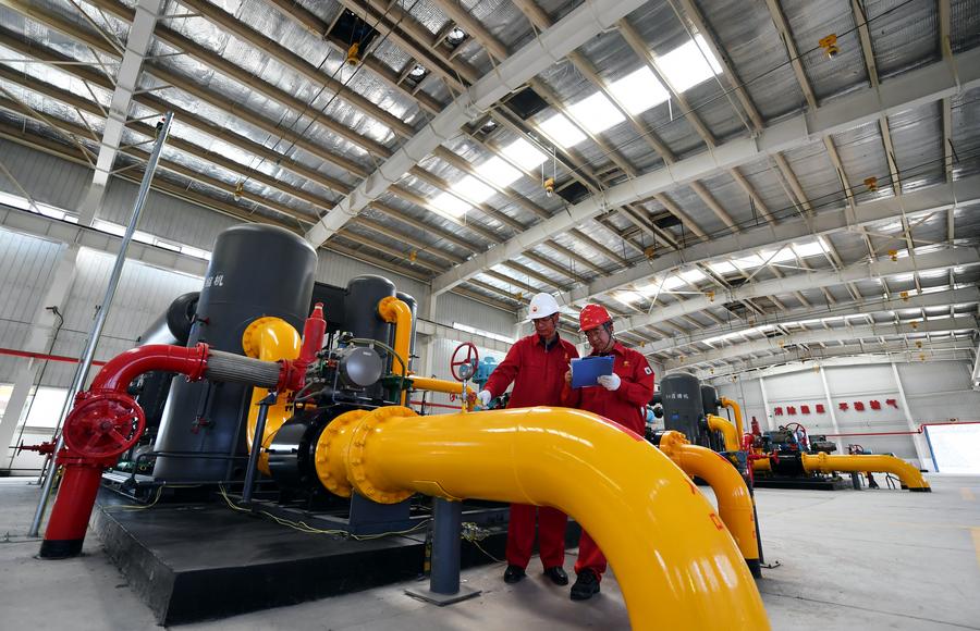 Lavoratori ispezionano le attrezzature presso l'officina di una base mineraria di metano da carbone nella contea di Qinshui, provincia dello Shanxi. (25 giugno 2022 - Xinhua/Wang Feihang)