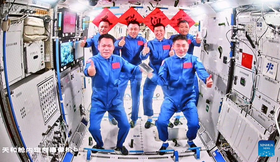 Fermo immagine scattato al Beijing Aerospace Control Center dell'equipaggio di Shenzhou-17 e Shenzhou-18 in posa per una foto di gruppo all'interno della stazione spaziale cinese. (26 aprile 2024 - Xinhua/Jin Liangkuai)