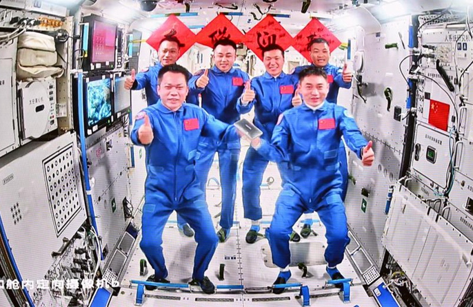 Gli astronauti dello Shenzhou-18 entrano nella stazione spaziale