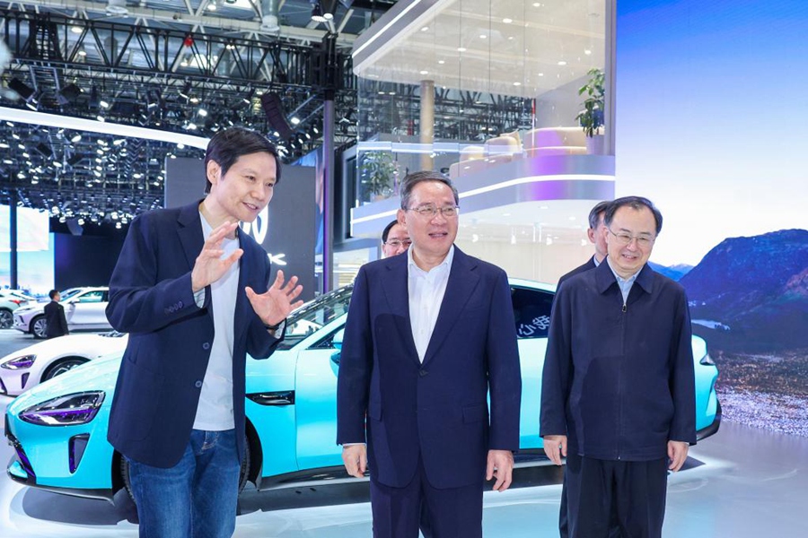 Il premier cinese Li Qiang ispeziona l'Esposizione Internazionale dell'Automobile di Beijing 2024. (28 aprile 2024 - Xinhua/Liu Bin)