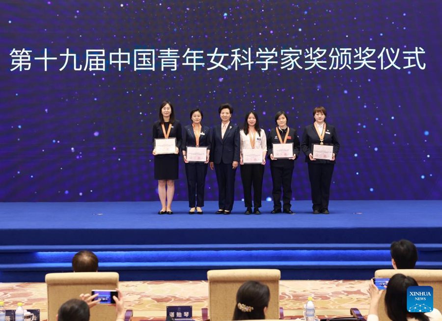 Shen Yiqin, consigliera di Stato cinese e presidente della Federazione Nazionale delle Donne cinese, partecipa a una cerimonia di premiazione per giovani scienziate a Beijing. (28 aprile 2024 - Xinhua)