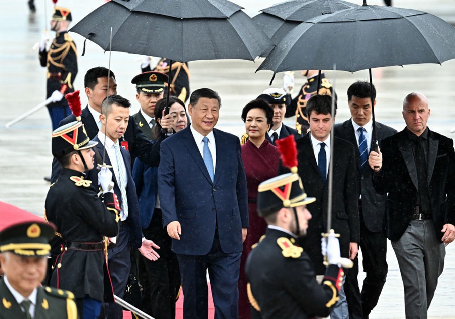Arrivo di Xi Jinping a Parigi, inizia la visita di Stato in Francia